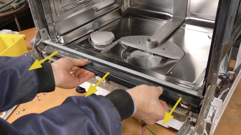 Geschirrspüler läuft vorne aus - Untere Türdichtung tauschen (Siemens / Bosch / Neff)