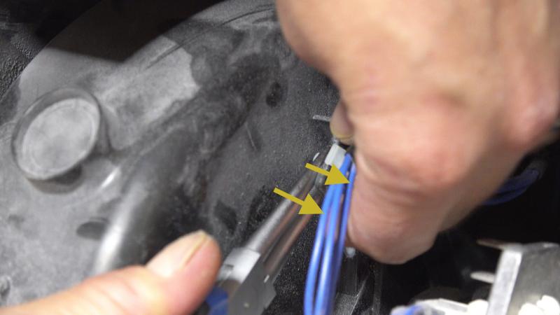 Kabelsicherung an der Lüfterabdeckung entfernen