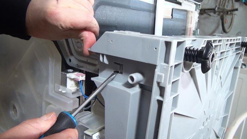 Vordere Verriegelung der Bodenwanne lösen