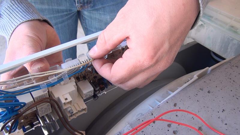 Oben liegende Kabel anschließen Oben liegende Kabel anschließen