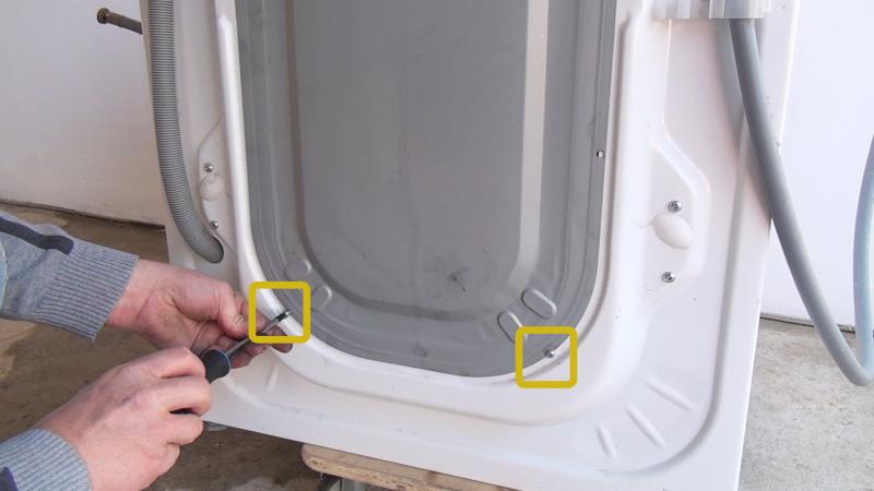 Rückwand am Gehäuse verschrauben Rückwand am Gehäuse verschrauben