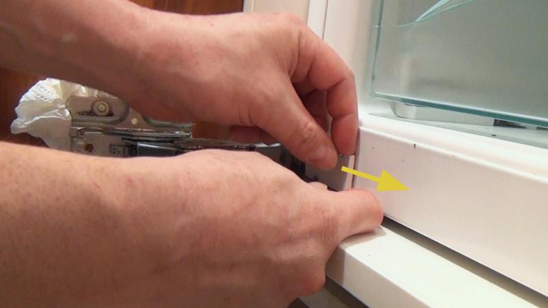 Abdeckung des unteren Scharniers entfernen Abdeckung des unteren Scharniers entfernen