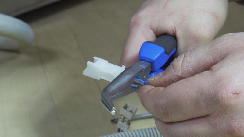 Anschluss des neuen Aquastops abzwicken