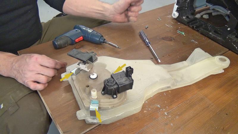 Pumpeaufnahme und Flusensumpf wieder zusammensetzen