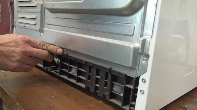 Trockner Rückwand einsetzen Trockner Rückwand einsetzen