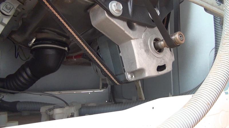 Spanngurt unter den Motor legen