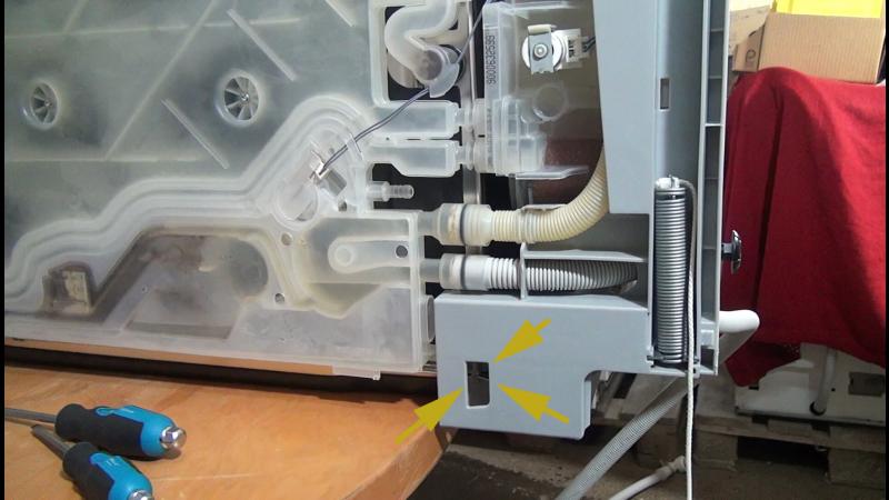 Hintere Verriegelung der Bodenwanne lösen