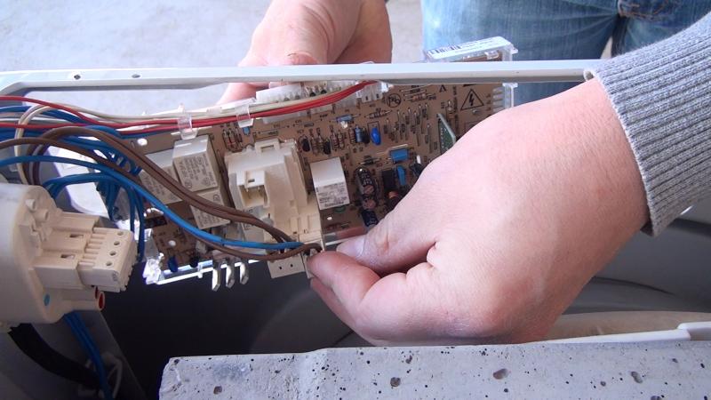 Kabel der Rückseite anschließen Kabel der Rückseite anschließen