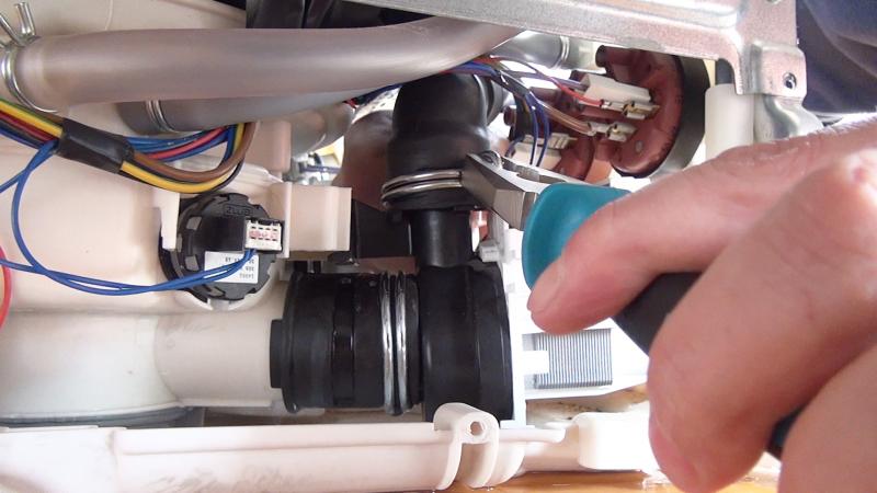 Ablaufschlauch mit der Schlauchklemme fixieren Ablaufschlauch mit der Schlauchklemme fixieren