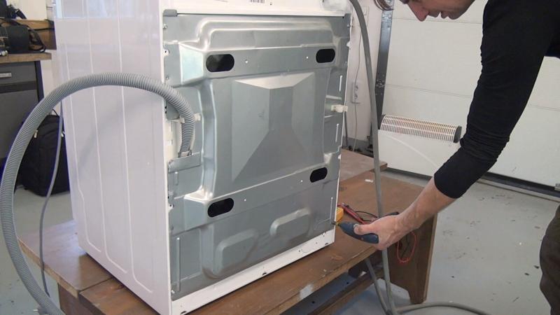 Geräterückwand mit Schrauben befestigen