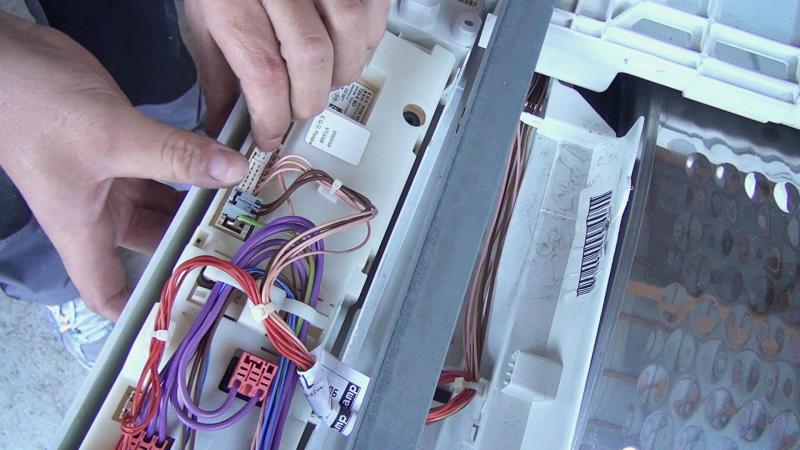 Stecker wieder an die Platine anstecken