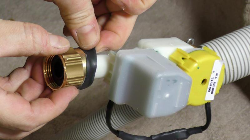 Dichtung über den Anschluss ziehen Dichtung über den Anschluss ziehen