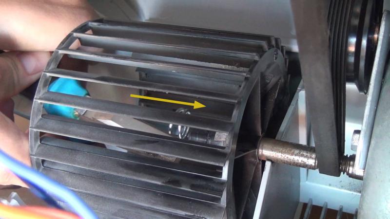 Lüfterrad wieder einsetzen und mit dem Sicherungsring fixieren Lüfterrad wieder einsetzen und mit dem Sicherungsring fixieren