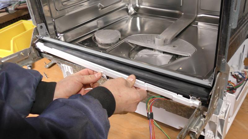 Spülmaschine untere Türdichtung wechseln-Überlauf montieren Spülmaschine untere Türdichtung wechseln-Überlauf montieren