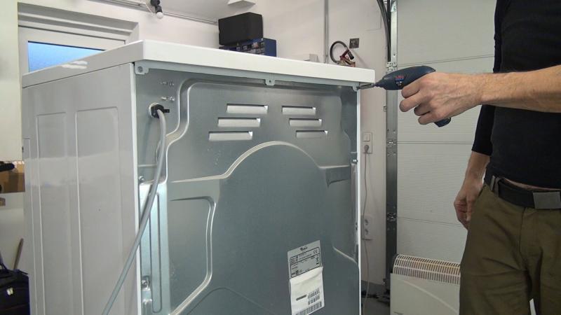 Gehäusedeckel aufsetzen und verschrauben Gehäusedeckel aufsetzen und verschrauben