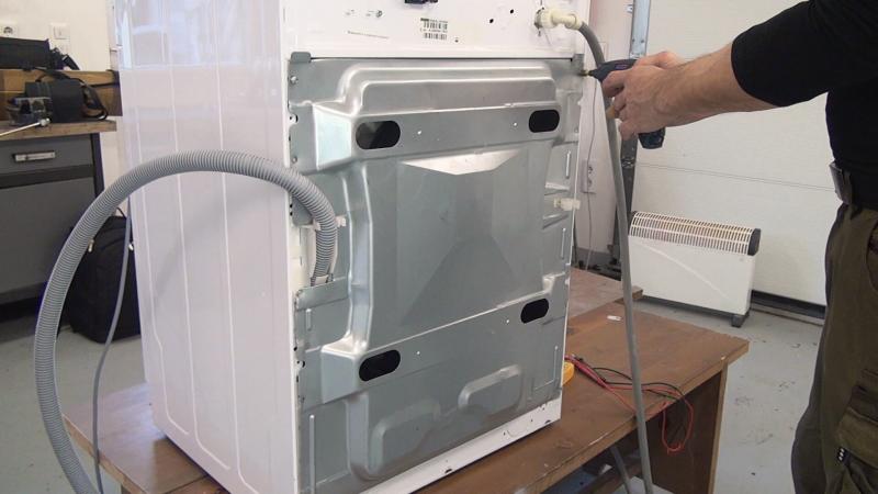 Rückwand verschrauben