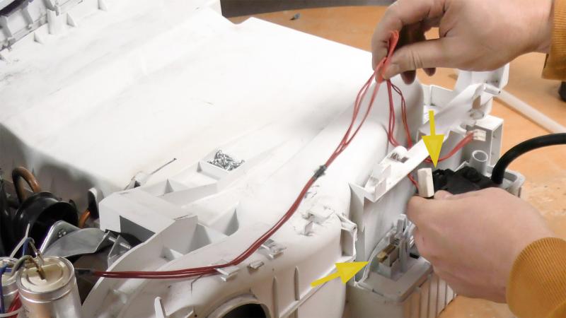 Anschlusskabel der Pumpe abstecken und ausfädeln