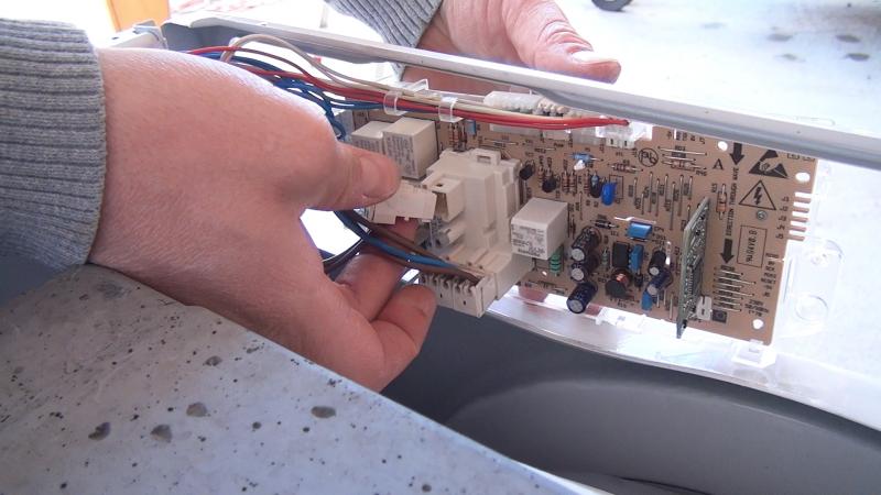 Stromversorgung an der Platine anschließen Stromversorgung an der Platine anschließen