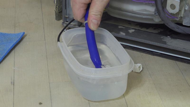 Neuen Schlauch mit heißem Wasser geschmeidig machen