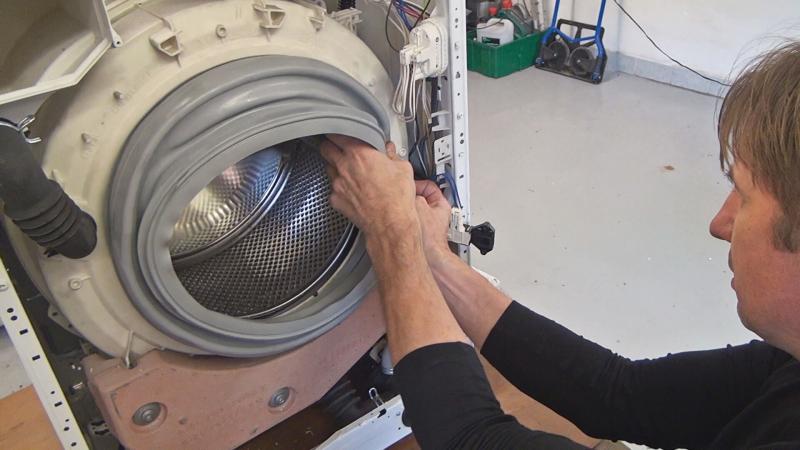 Neue Türdichtung am Bottich anbringen Neue Türdichtung am Bottich anbringen