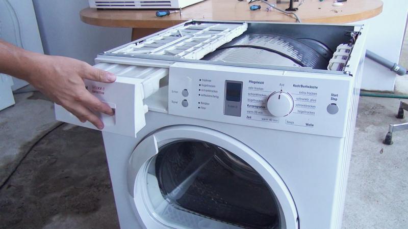 Kondenswasserbehälter einsetzen