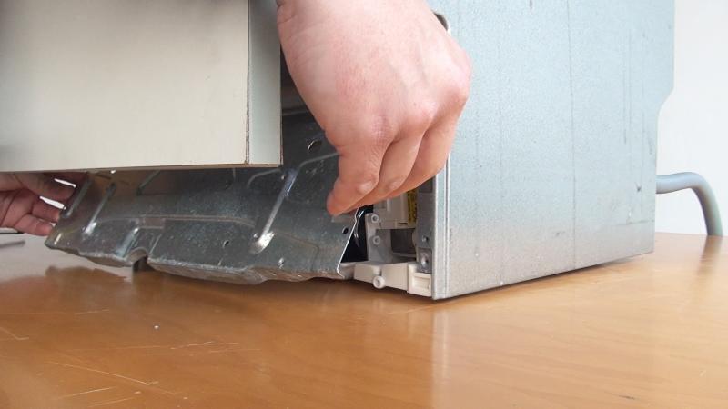 Sockelblende einsetzen Sockelblende einsetzen