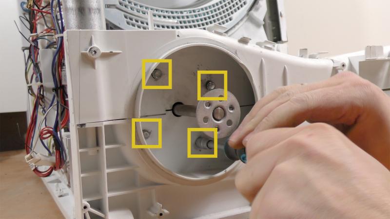 Schrauben des Motors entfernen