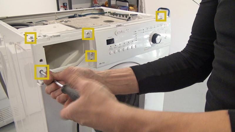 Bedienblende einsetzen und verschrauben Bedienblende einsetzen und verschrauben