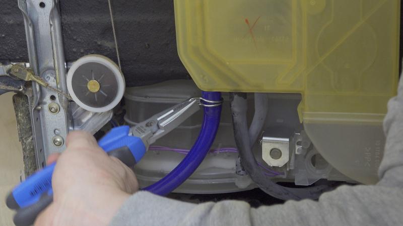 Neuen Schlauch mit Schlauchschelle sichern