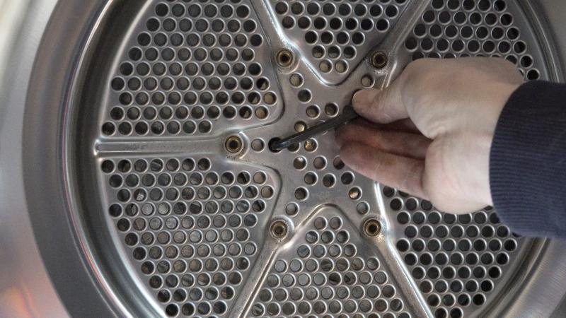 Schrauben der Trommel lösen Schrauben der Trommel lösen