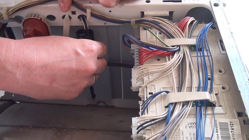 Federn rechts wieder einhängen