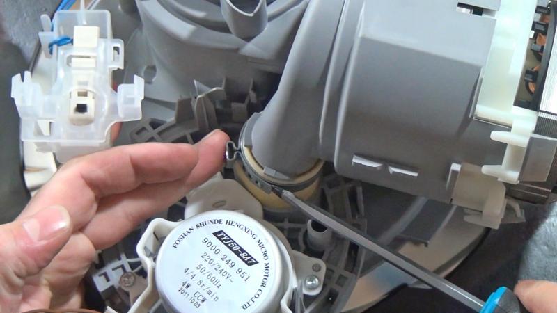 Schlauchklemme der Heizpumpe lösen