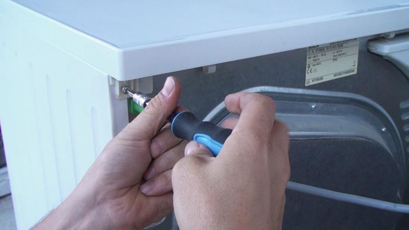 Gerätedeckel verschrauben