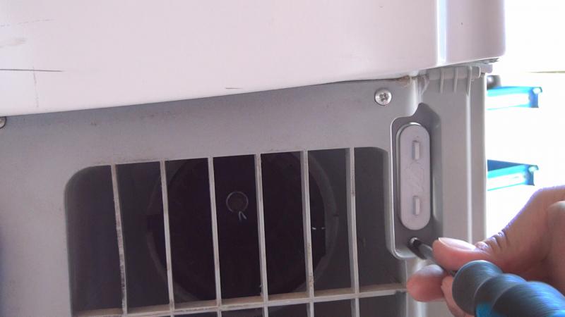 Steuerung mit den Schrauben fixieren Steuerung mit den Schrauben fixieren