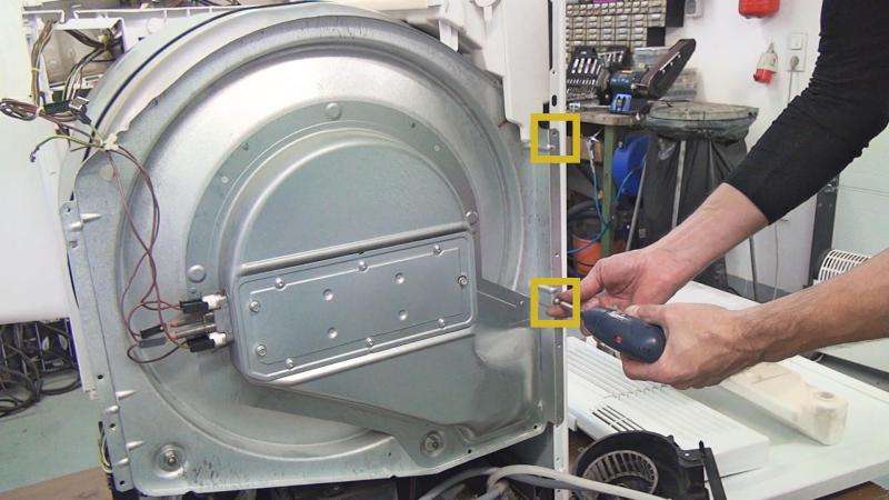 Restlichen Schrauben des hinteren Trommelgehäuses entfernen