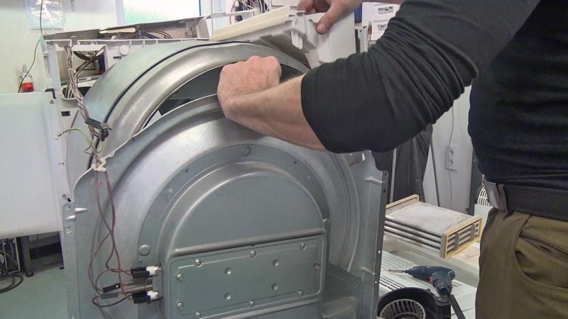 Hinteres Trommelgehäuse entfernen