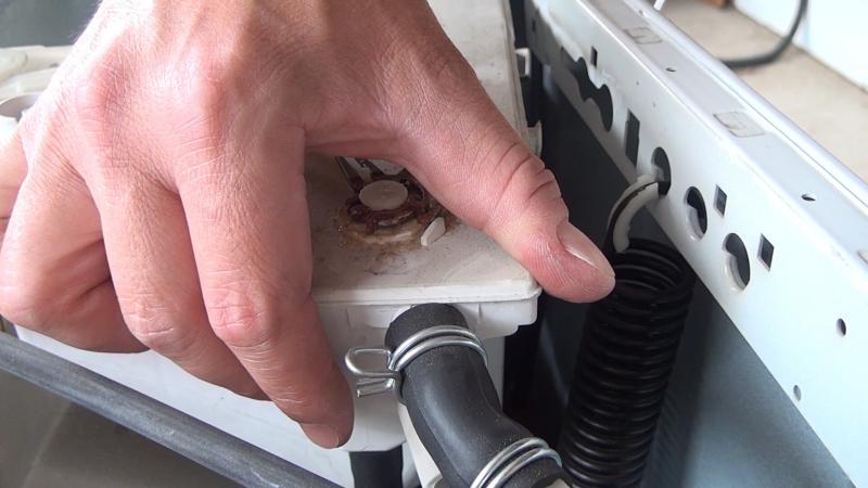 Feder links eingesetzt