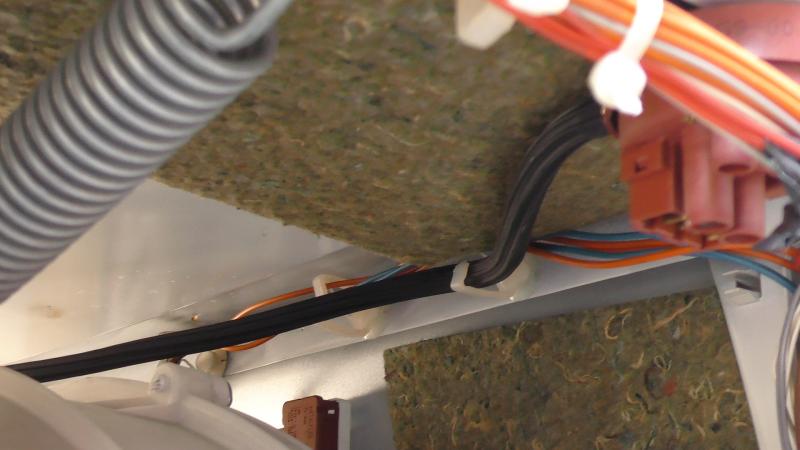 Schlauch in die Klemmen einfädeln