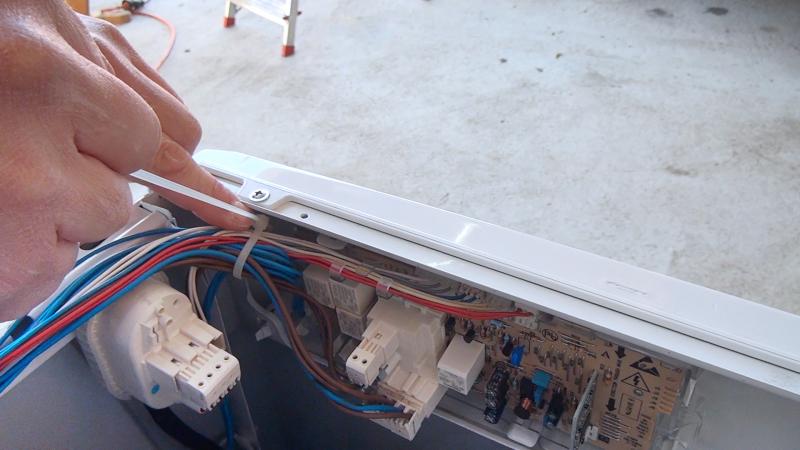 Kabelstrang mit neuen Kabelbindern fixieren Kabelstrang mit neuen Kabelbindern fixieren