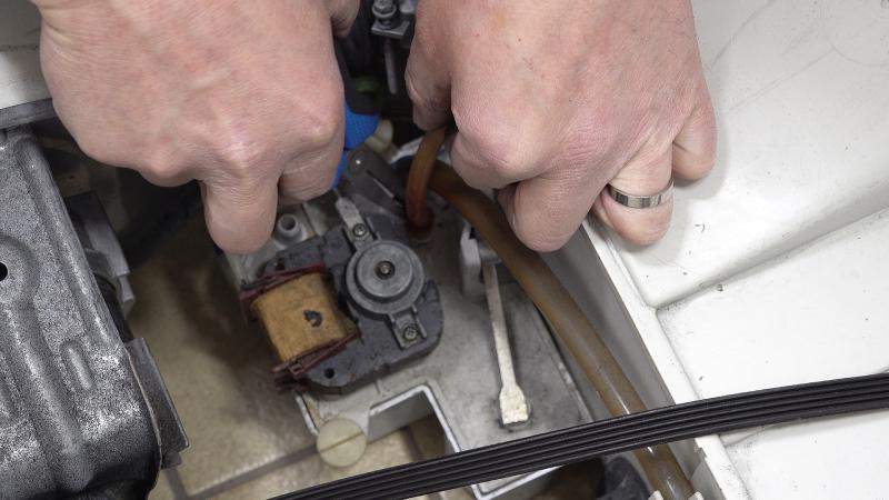 Schrauben der Kondensatpumpe und des Schwimmers lösen Schrauben der Kondensatpumpe und des Schwimmers lösen