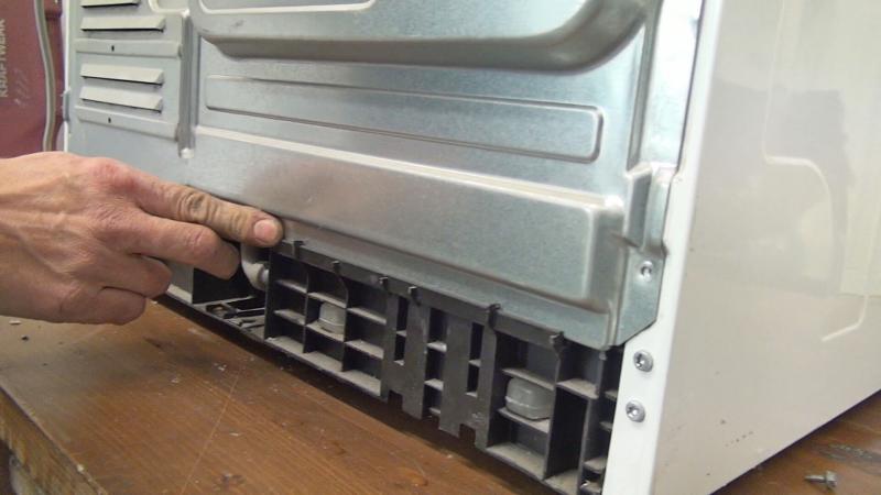 Geräterückwand einsetzen