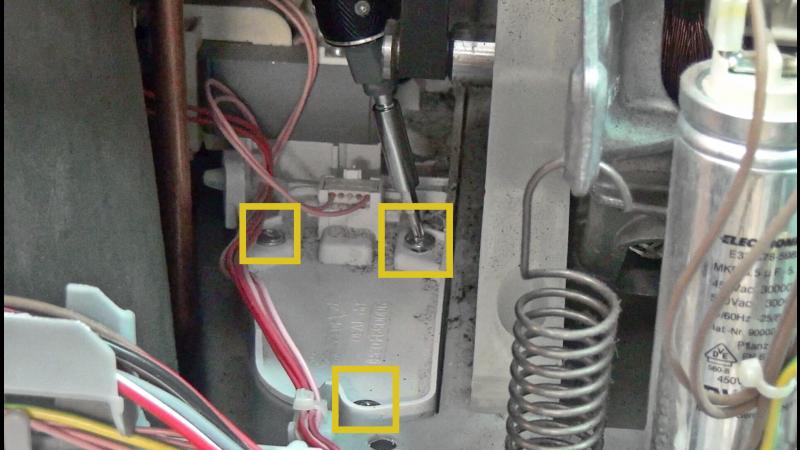 Schrauben des Wasserstand-Sensors entfernen Schrauben des Wasserstand-Sensors entfernen
