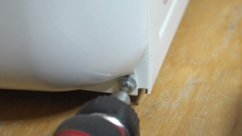 Seitendeckel verschrauben-Schraube im Sockelbereich