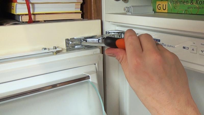 Scharniere mit der Dekorfront verschrauben Scharniere mit der Dekorfront verschrauben