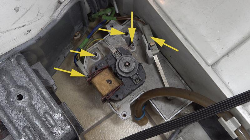 Schläuche und Kabel der Kondensatpumpe und des Schwimmers lösen Schläuche und Kabel der Kondensatpumpe und des Schwimmers lösen