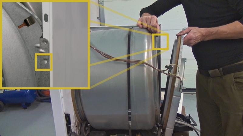 Hinteres Trommelgehäuse wieder einsetzen