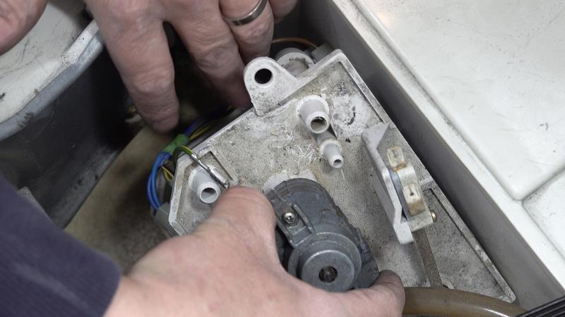 Kondensatpumpe und Schwimmers herausnehmen Kondensatpumpe und Schwimmers herausnehmen