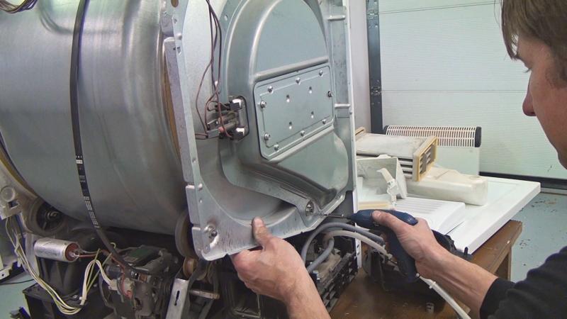 Hinteres Trommelgehäuse auf der linken Seite verschrauben