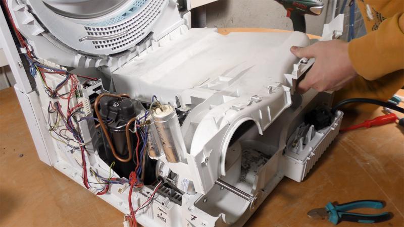 Kondensatbehälter aufsetzen