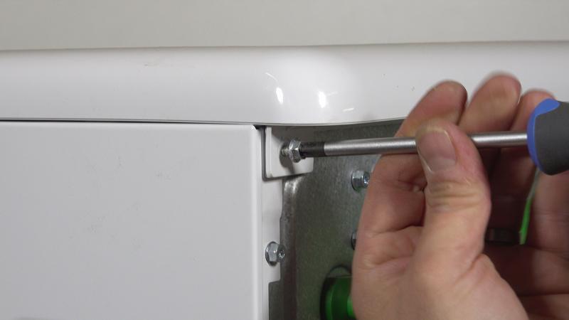 Gerätedeckel verschrauben